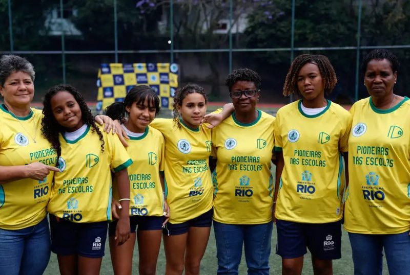 Ex-jogadoras da seleção de futebol incentivam alunas em escolas do Rio